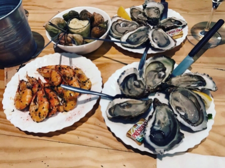Oysters, bulots, shrimp